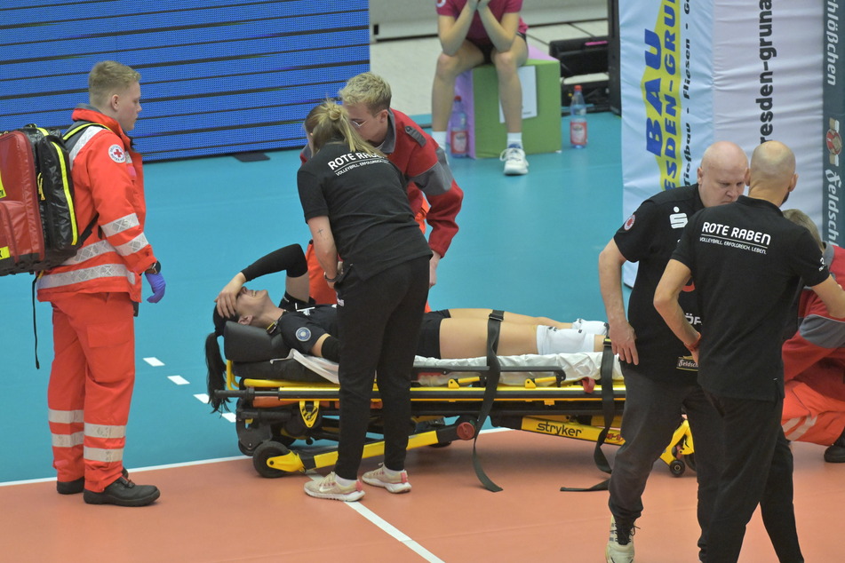 Vilsbiburgs Anna Spanou (28, auf Trage) musste nach nur wenigen Minuten verletzt vom Feld.