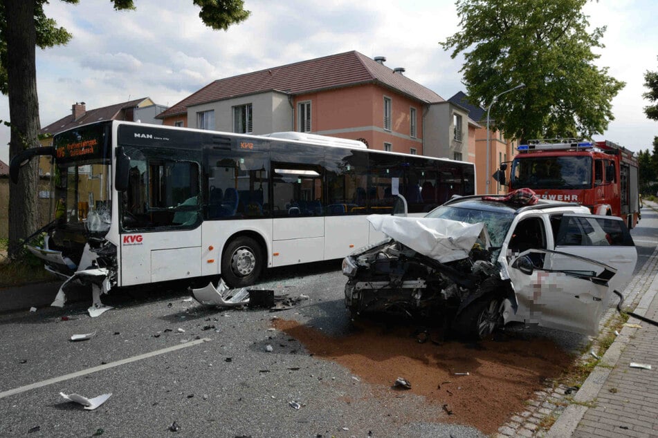 Linienbus kracht mit Mitsubishi zusammen: Acht Verletzte