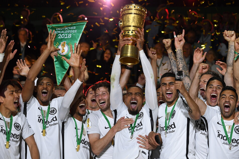 Schon im Mai 2018 gelang der Eintracht im DFB-Pokal das schier Unmögliche: Im Finale bezwang man die scheinbar übermächtigen Bayern mit 3:1 und holte den Titel.