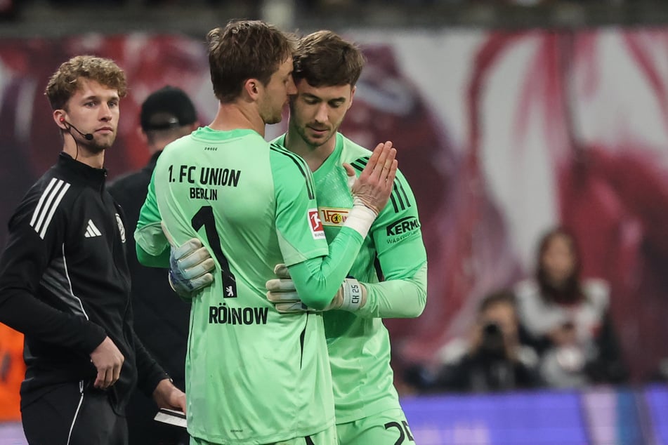 Frederik Rönnow (33, M) spricht seinem Vertreter Carl Klaus (32, r.) Mut zu.