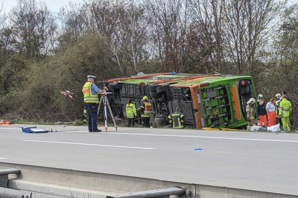 Auf der A9 bei Leipzig ist es am Mittwoch zu einem tragischen Unfall mit einem Flixbus gekommen.
