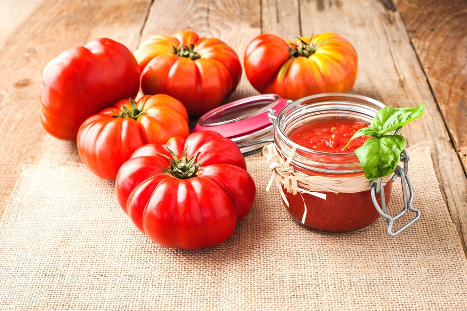 Wer seine Tomatensoße einkocht, hat auch außerhalb der Saison etwas von den eigenen Tomaten. (Symbolbild)