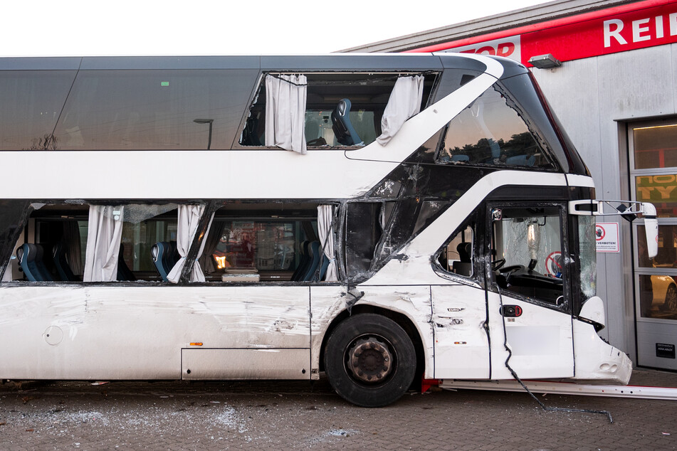 Der Bus wurde schwer beschädigt.