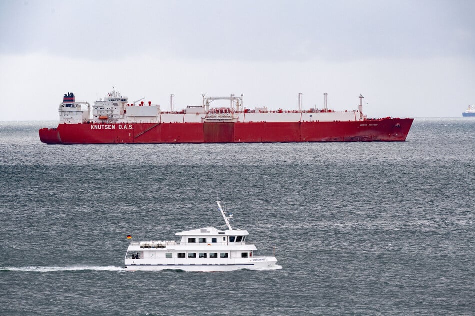Der LNG-Tanker "Iberica Knutsen" ist am Donnerstagmorgen vor dem Seehafen Mukran der Insel Rügen auf Grund gelaufen.