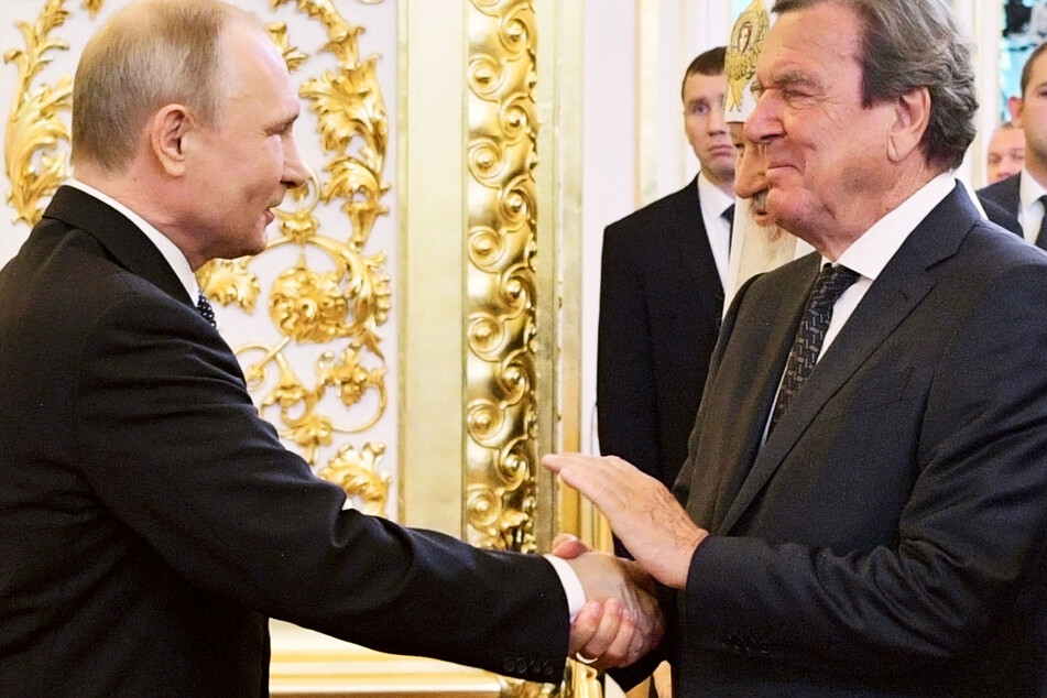 Altkanzler Gerhard Schröder (r., 78) hält weiter zu Russland und Wladimir Putin (69).