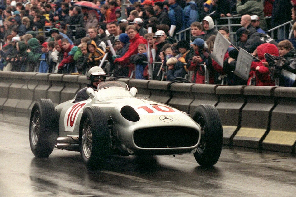 Anlässlich des Mercedes-Aktionstags war der Motorsportpilot 1998 bei strömendem Regen mit einem Silberpfeil unterwegs. (Archivbild)