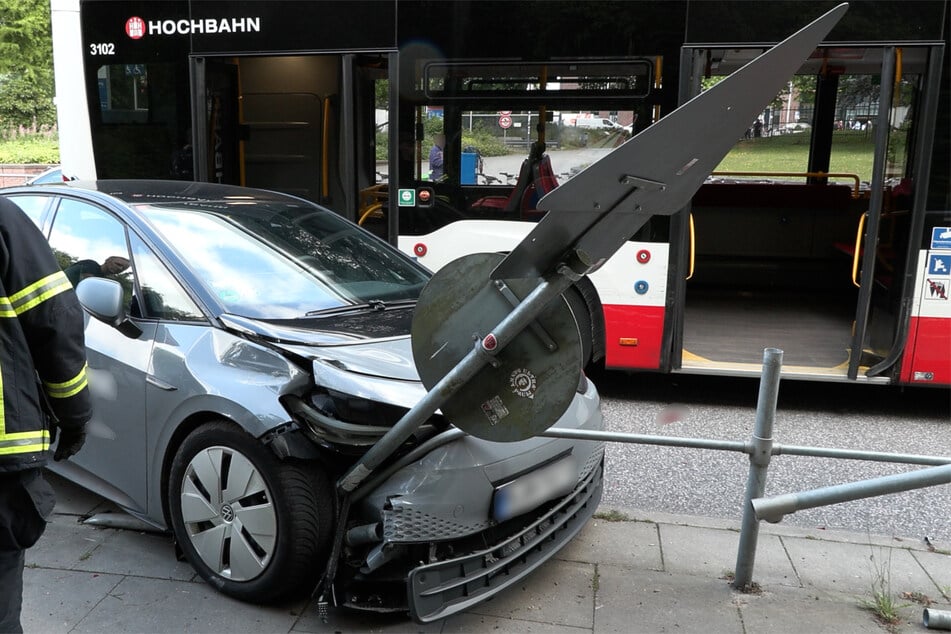 Ein Mietwagen-Fahrer übersah einen Bus beim Abbiegen und wurde in ein Fußgängergeländer geschleudert.