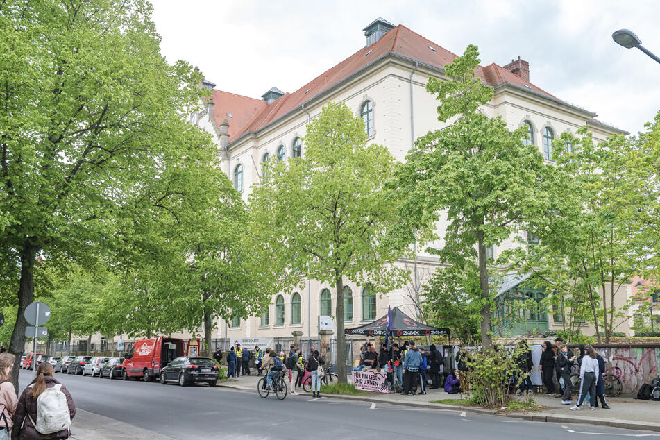 Knapp zwei Dutzend Schüler demonstrierten am Freitag vorm BSZ "Karl August Lingner" in Dresden-Pieschen.