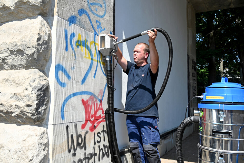Stück für Stück strahlt Marco Schulze (38) die Graffiti vom Sandstein ab.