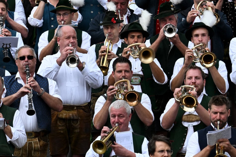 Die Musikanten auf der Wiesn kennen die Klassiker. Aber wissen auch die Besucher, was sie können müssen? (Archiv)