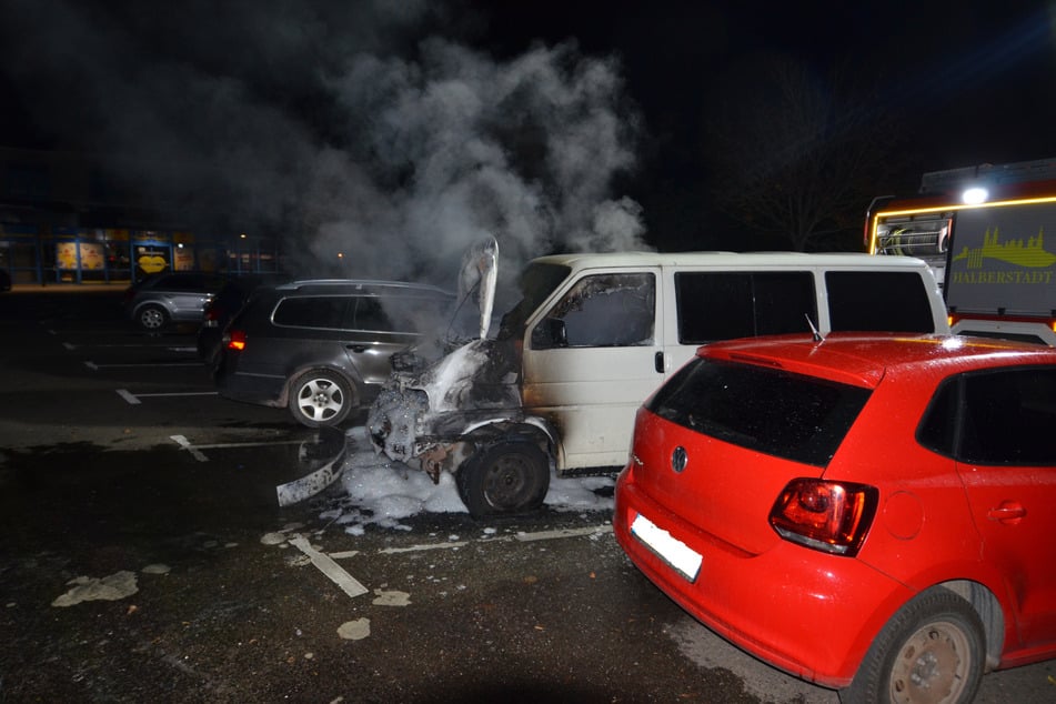 Der Frontbereich des VWs ging in Flammen auf.