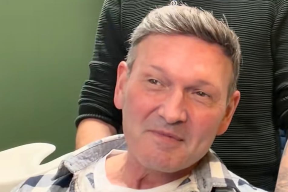 Nick (57) traut seinen Augen nicht, als er sich in seinem neuen Look sieht. Er fühlt sich direkt einige Jahre jünger.