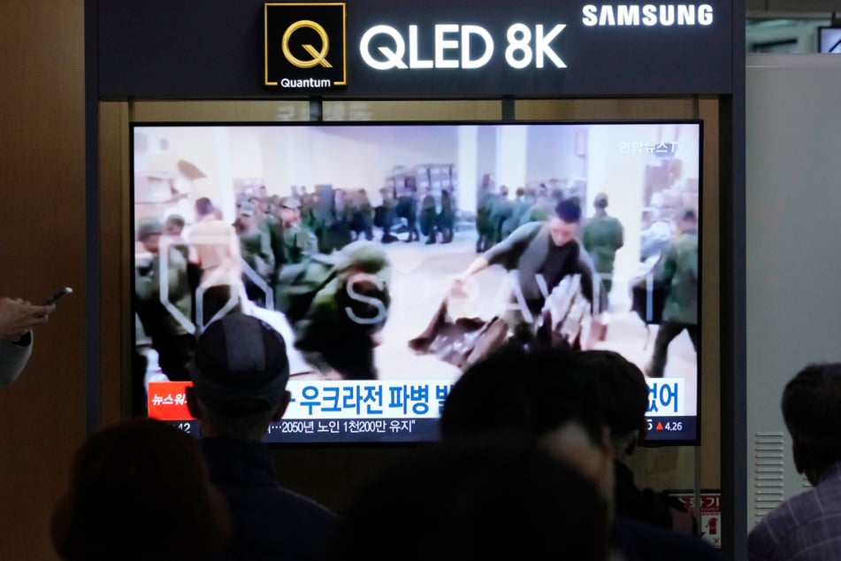 In einer Nachrichtensendung auf einem Fernsehbildschirm am Bahnhof in Seoul sind Soldaten in der Ukraine zu sehen, die vermutlich aus Nordkorea stammen.