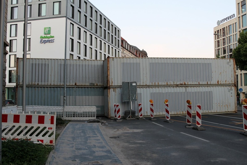 Container versperren die Straße.