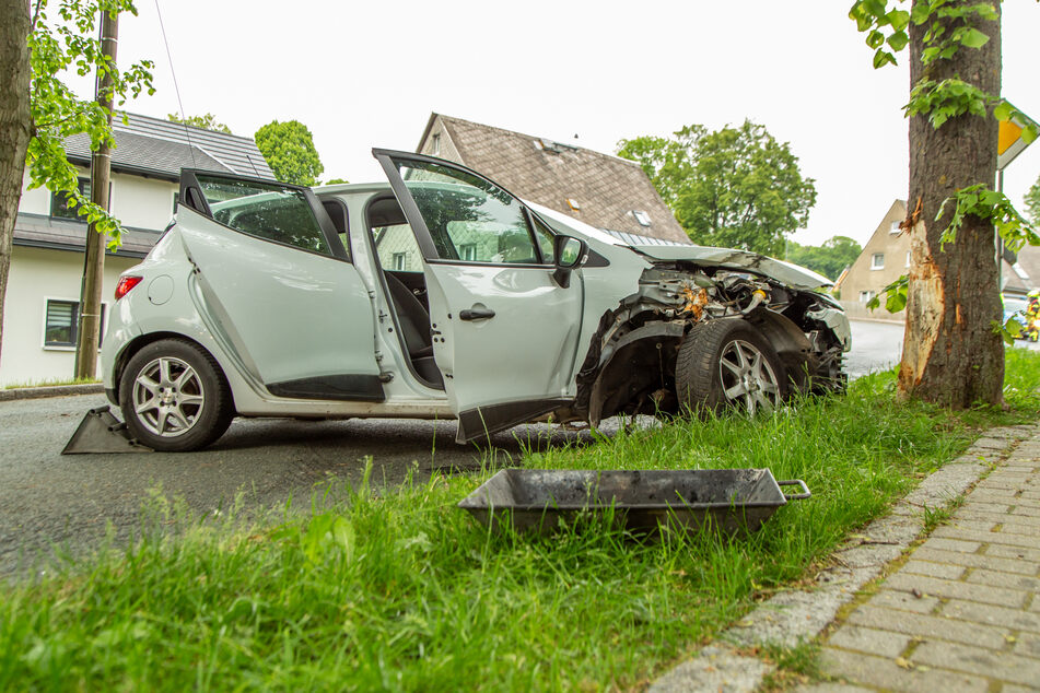 Ein Renault-Fahrer krachte in Großrückerswalde (Erzgebirge) frontal gegen einen Baum.