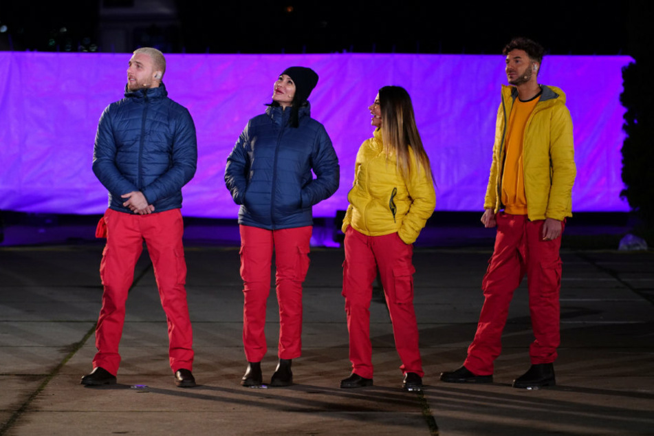 V.l.: Filip Pavlovic (28), Djamila Rowe (53), Christina Dimitriou (29) und Sam Dylan (29) als "Die Vier von der Bushaltestelle".