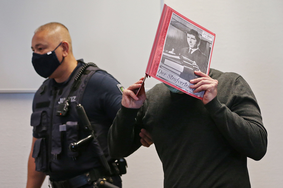 Der 43-jährige Mann steht wegen schweren sexuellen Missbrauchs vor dem Kölner Landgericht.
