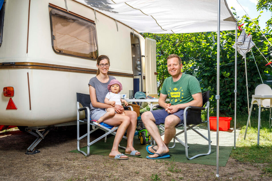 Vera (30), Daniel (34) und Tochter Maria (1) aus der Nähe von Stuttgart machen Urlaub auf dem Campingplatz Wostra.