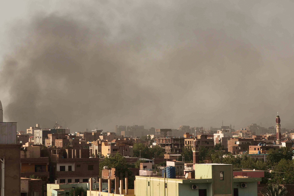 Sudans Hauptstadt Khartum ist in Rauch gehüllt. Schwere Artilleriefeuer der Kriegsparteien sind dafür verantwortlich.