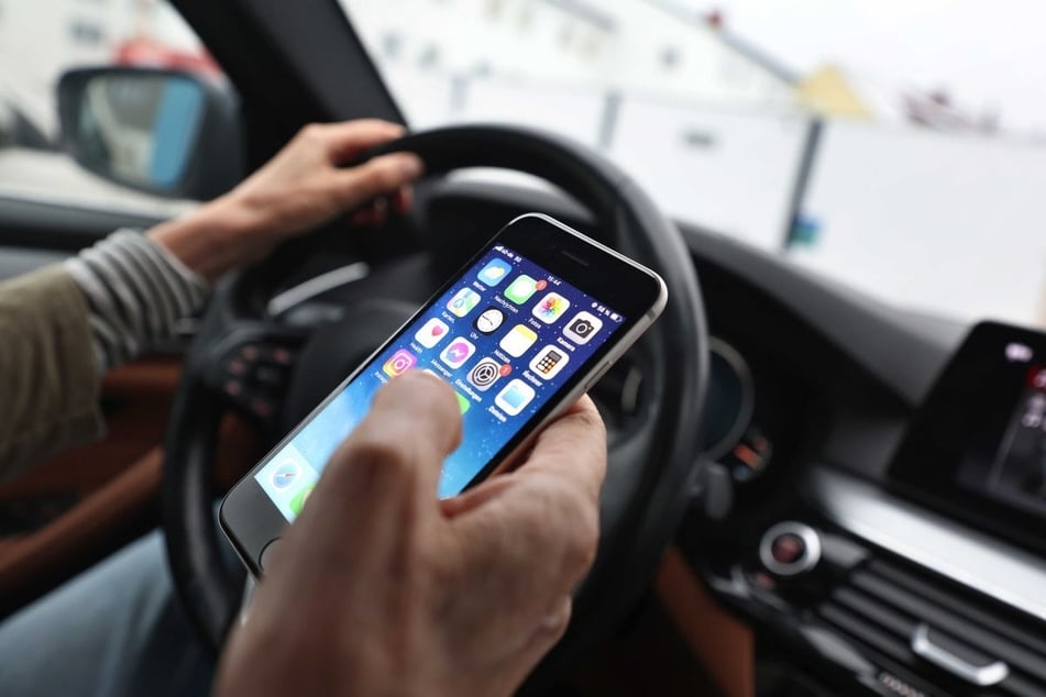 Zahlreiche schwere Unfälle passieren aufgrund einer Ablenkung, etwa durch ein Smartphone am Steuer. (Symbolfoto)