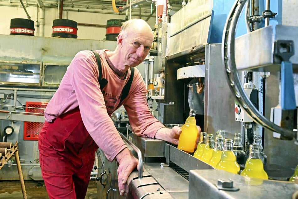 Peter Zadel (58) an der Abfüllanlage mit der letzten Limoflasche, die in Hainewalde produziert wurde. Teile der technischen Anlagen sind schon nach Großschönau umgezogen. Die Firma investiert insgesamt 2,5 Millionen Euro.