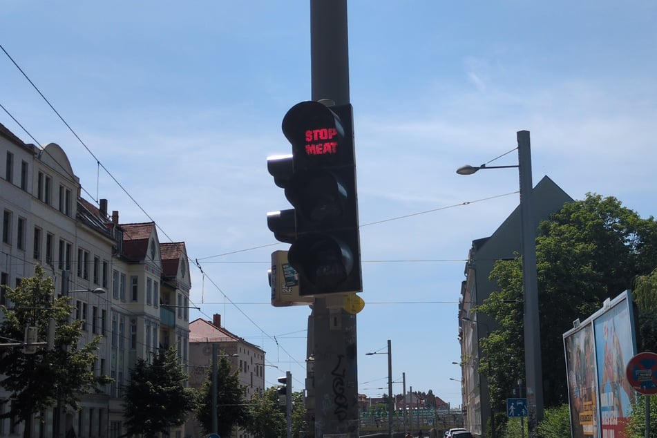 Springt die Ampel auf Rot, ist dort "STOP MEAT" zu lesen.