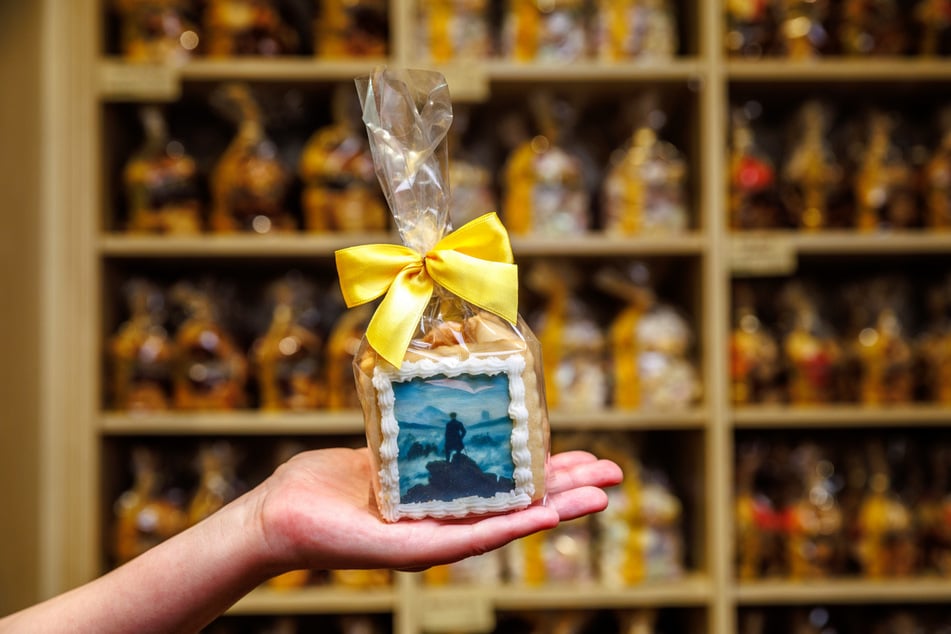 Auch in der Tüte drin: ein Keks mit dem Friedrich-Gemälde, gerahmt von Zuckerguss.