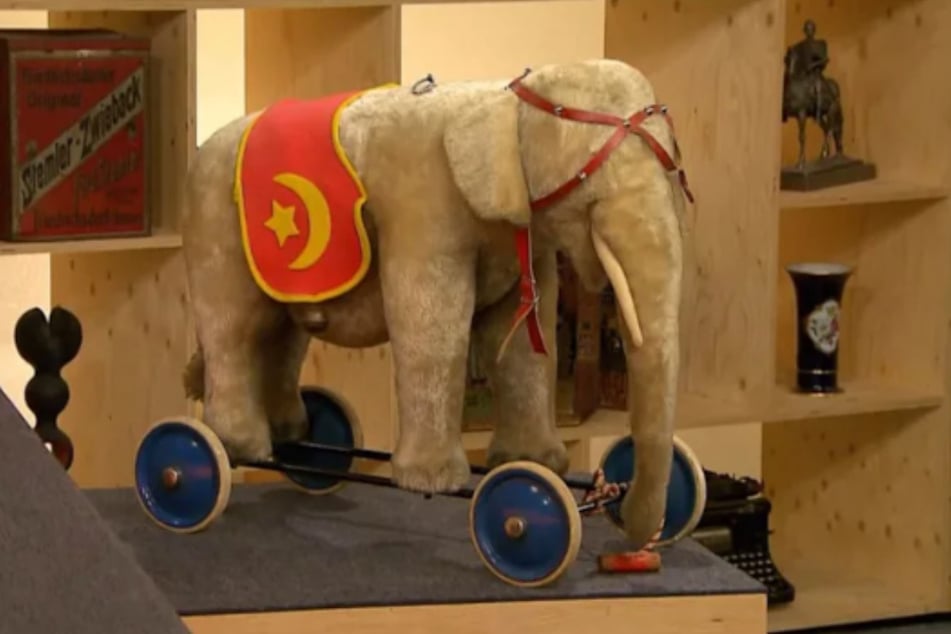 Der stoffige Reit-Elefant wurde in den 1950er-Jahren durch die Firma Steiff hergestellt.