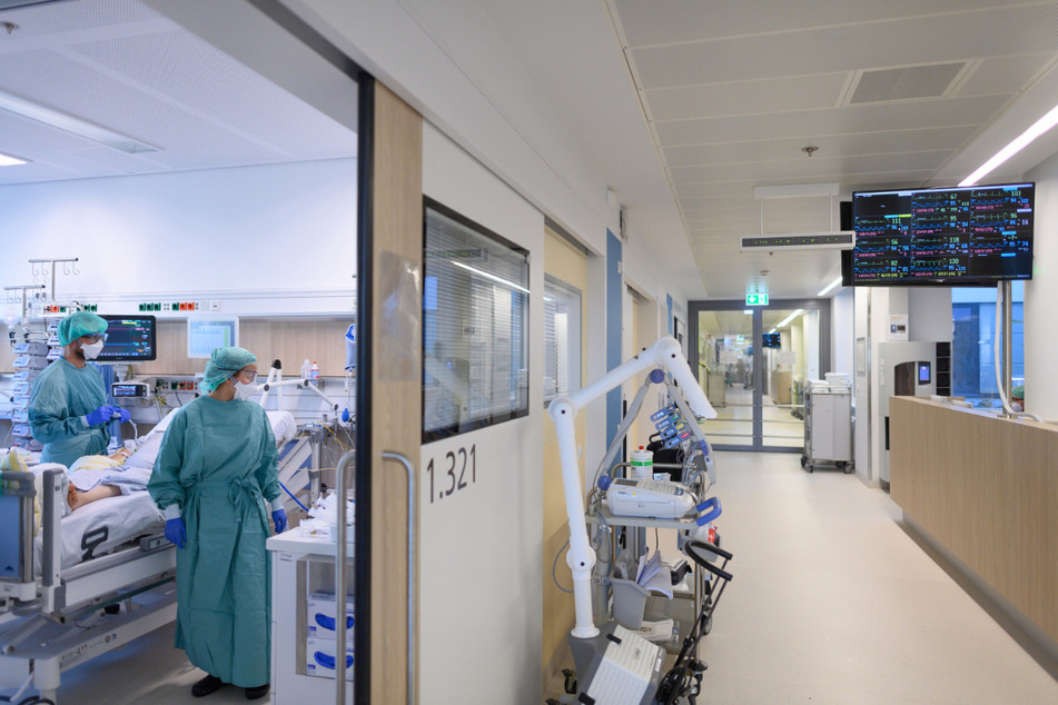 Auch im Dresdner Uniklinikum müssen immer mehr Covid-19-Patienten intensiv versorgt werden.