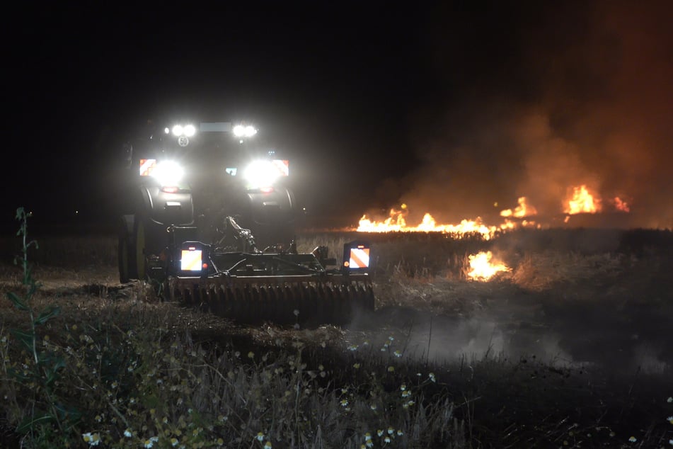Die Feuerwehr wurde vom Landwirt bei den Löscharbeiten unterstützt.