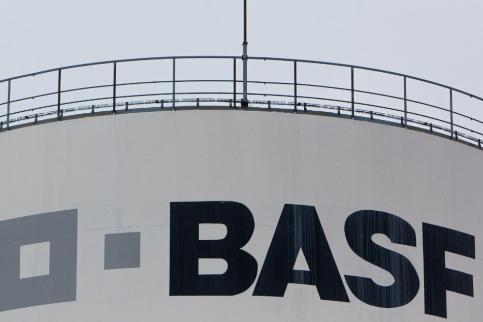 Ein Mitarbeiter der BASF Schwarzheide GmbH im südbrandenburgischen Schwarzheide geht über eine Brücke zu einem Tanklager.