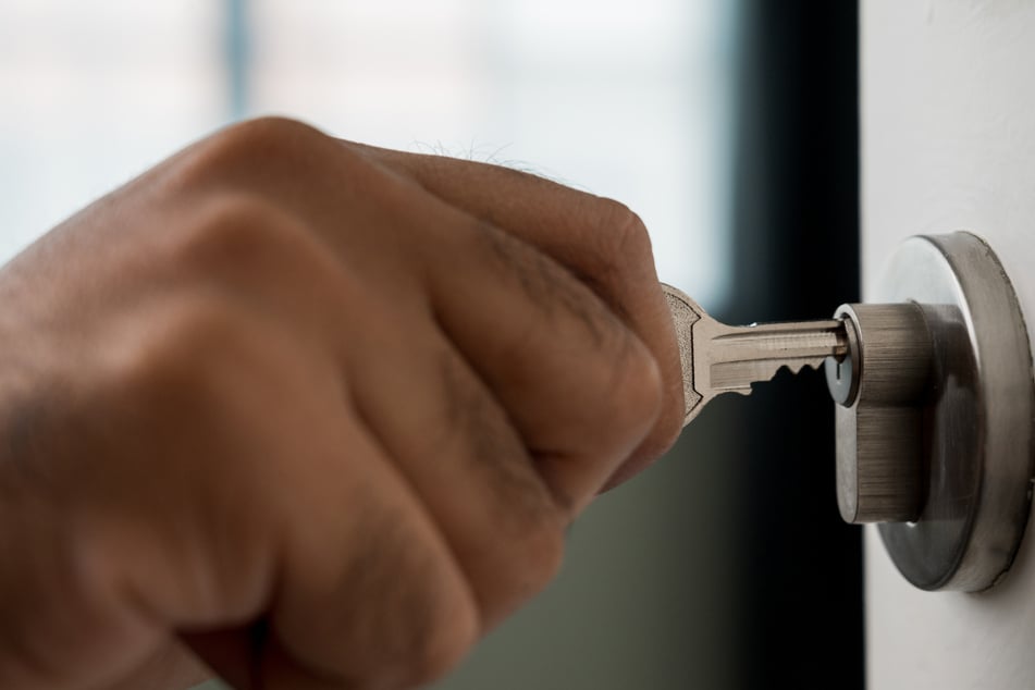 Volltrunkener Mann verwechselt Wohnungstür, jetzt erwartet ihn eine Anzeige