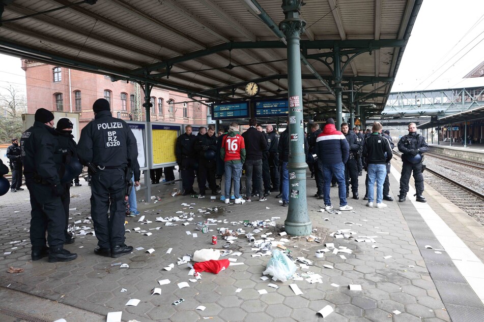 Auch der Bahnsteig am Harburger Bahnhof, an dem die Fans aus dem Zug geholt wurden, ist grob verunreinigt.