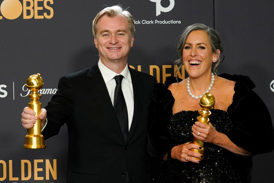 Regisseur Christopher Nolan (53) und Produzentin Emma Thomas (52) mit dem Preis für den besten Film/Drama für "Oppenheimer".