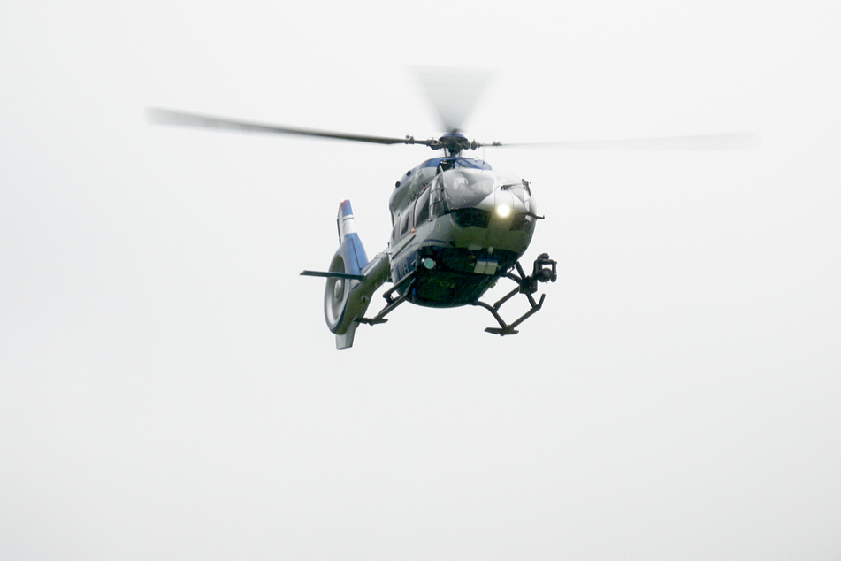 Die Polizei sucht mit einem Hubschrauber nach dem Mann. (Symbolbild)