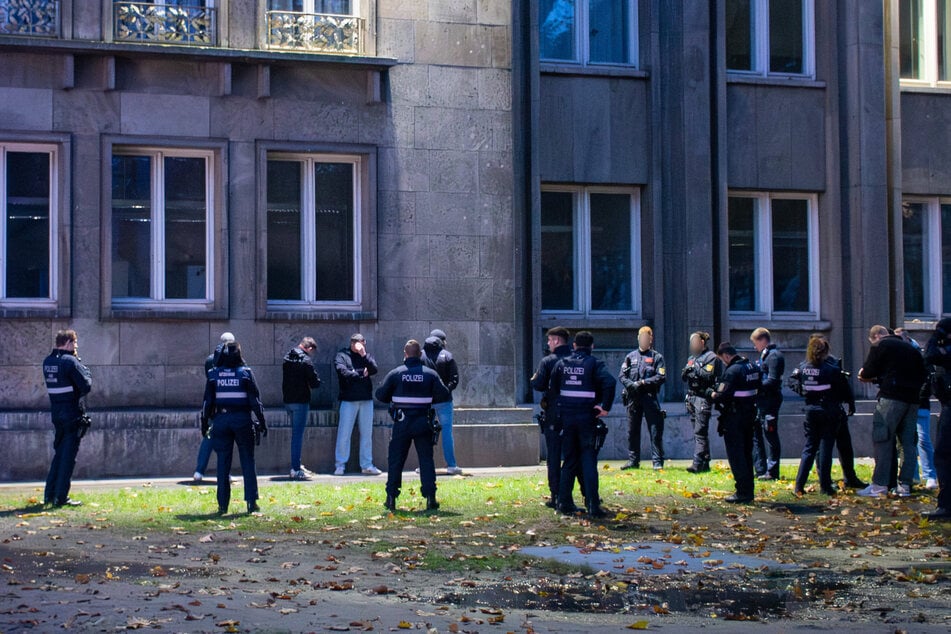 Bereits kurz nach der Attacke konnte die Polizei die tatverdächtige Gruppe schnappen.