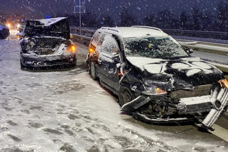 Die drei Autos waren infolge des Crashs nicht mehr fahrbereit und mussten abgeschleppt werden.