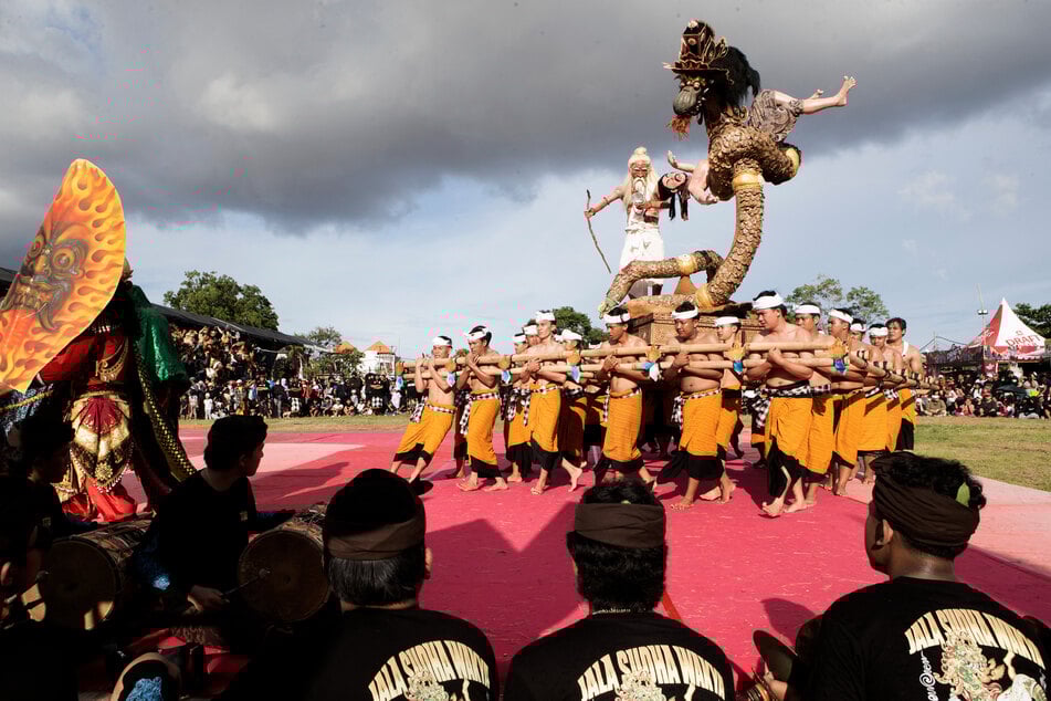 Nach der Parade werden die kunstvollen Skulpturen unter großem Lärm verbrannt.