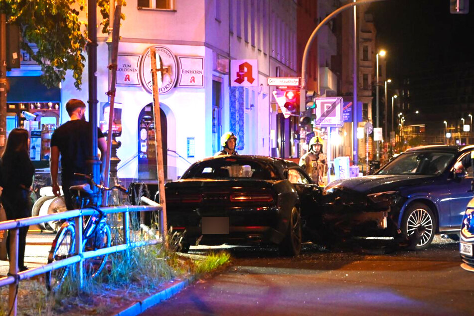 Heftiger Kreuzungscrash in Kreuzberg: Mercedes rammt Dodge