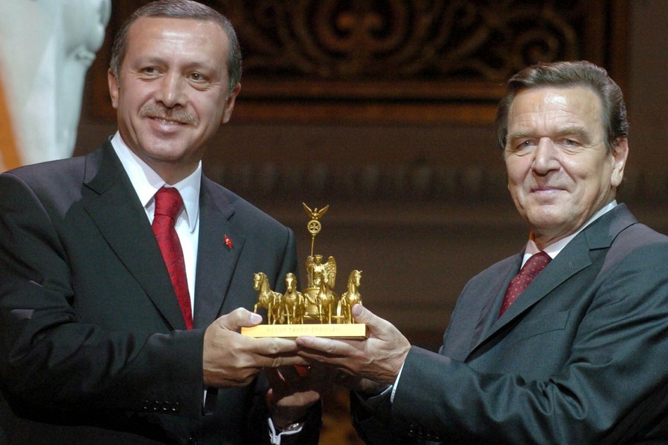 Gerhard Schröder (77, r.) konnte bereits einmal erfolgreich als Vermittler agieren - und zwar in Gesprächen mit Recep Tayyip Erdogan (68).