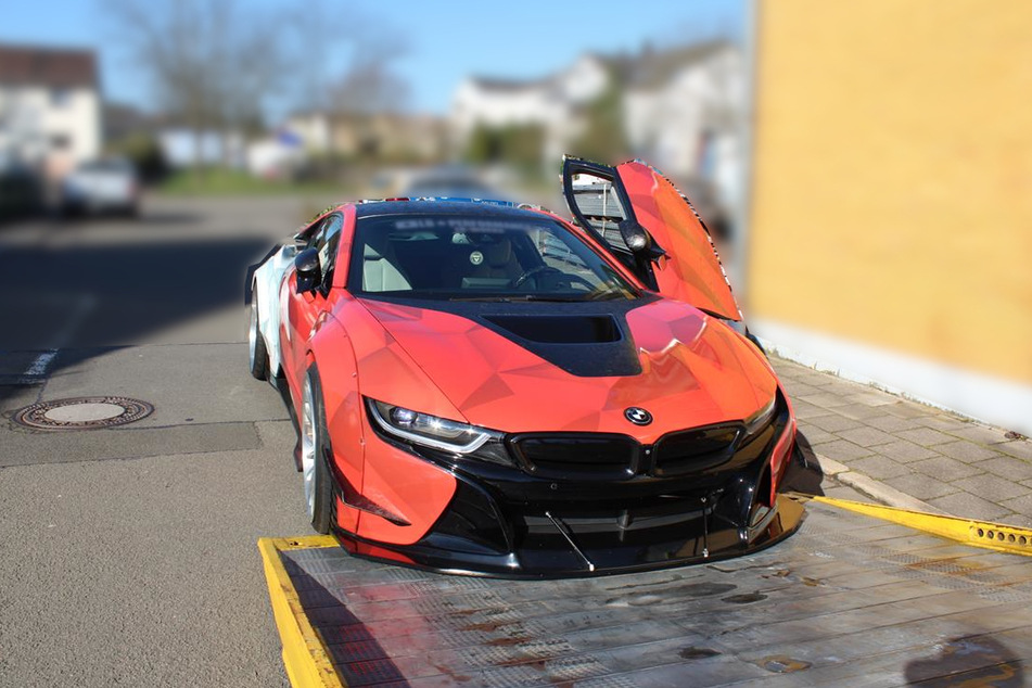 Alleine die Umbauten am BMW sollen laut Polizei rund 160.000 Euro gekostet haben.