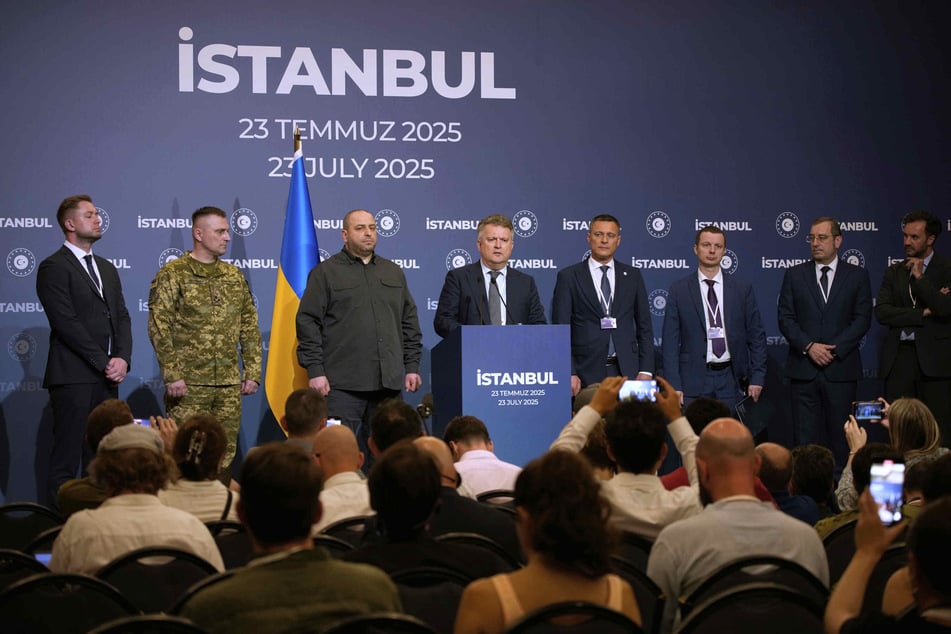 Der stellvertretende ukrainische Außenminister Serhij Kyslyzja (4.v.l.) spricht zu Journalisten während einer Pressekonferenz nach Friedensverhandlungen zwischen russischen und ukrainischen Delegationen im Ciragan-Palast.