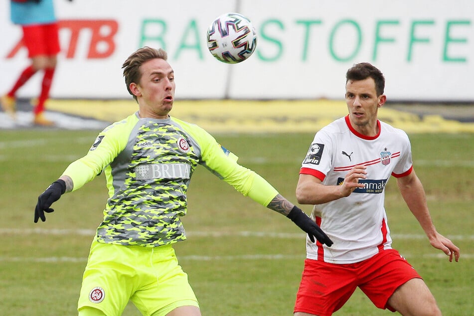 Bastian Strietzel (22, r.) feierte gegen Wiesbaden sein Startelf-Debüt.