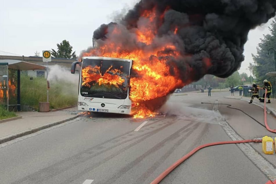 Linienbus geht während der Fahrt in Flammen auf