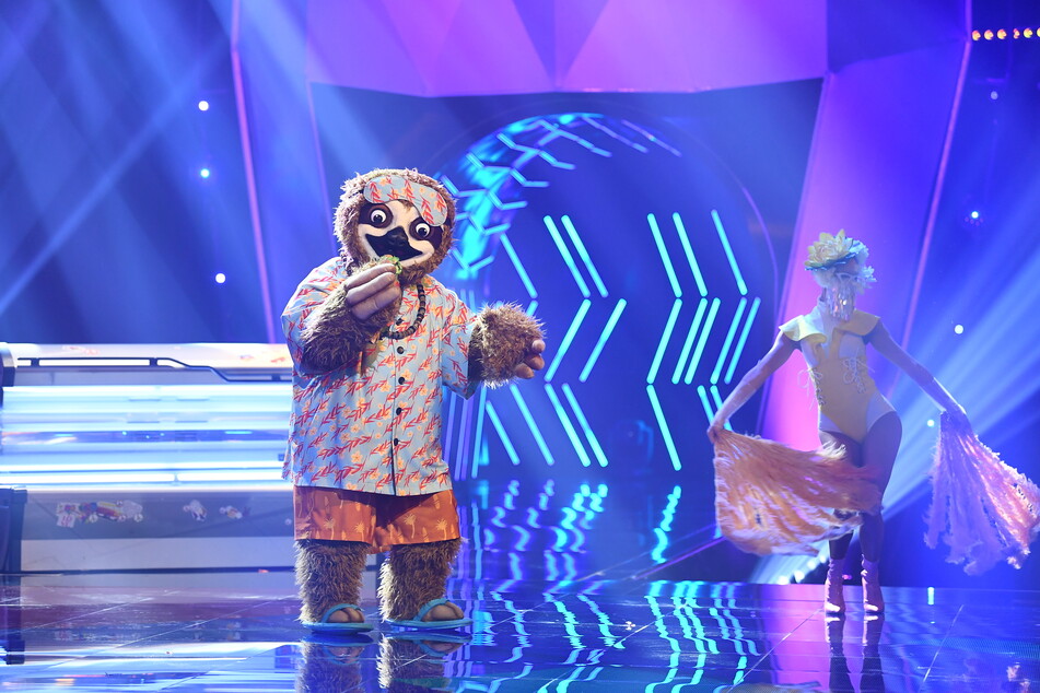 Die Figur "Das Faultier" steht in der ProSieben-Show "The Masked Singer" auf der Bühne.