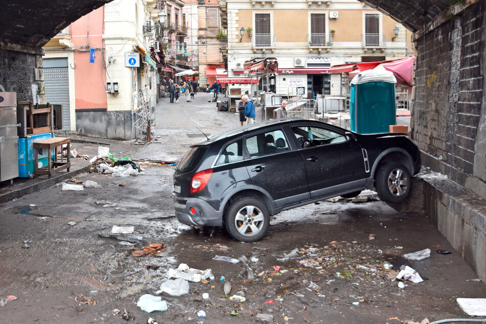 Nachdem Sizilien von einem heftigen Unwetter mit Überschwemmungen heimgesucht wurde, werden in der Stadt Catania nun die Schäden sichtbar.