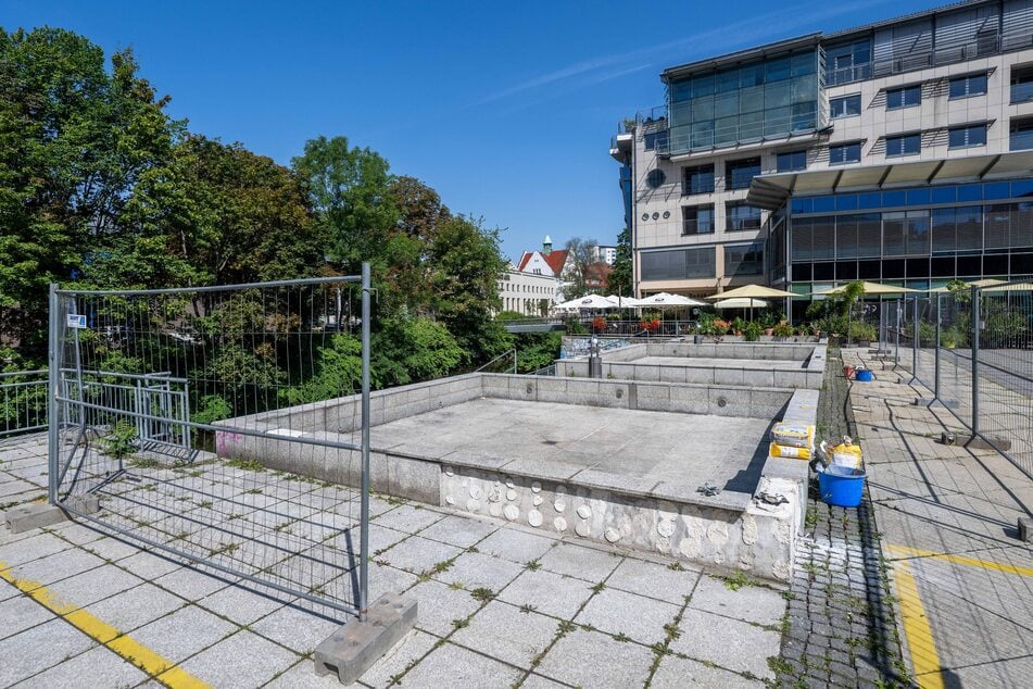 Die Brunnenanlage auf dem Seeberplatz wird für das KOSMOS-Festival gesichert.