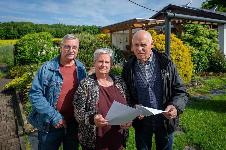 Rolf Richter (69, l.), Katrin Scherwenk (60) und Volker Kaufmann (80) von der Bürgerinitiative "Stoppt den Solarpark Glösa" haben monatelang gegen die ursprünglichen Pläne mobilgemacht.