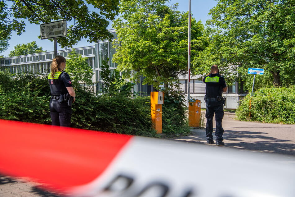 Polizisten sperren das Gelände des Adolfinum Gymnasiums in Bückeburg ab.