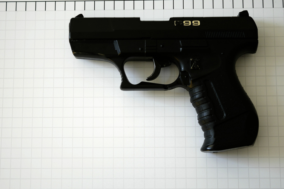 Bundespolizei alarmiert: 15-Jährige hantiert am Hauptbahnhof mit einer Waffe